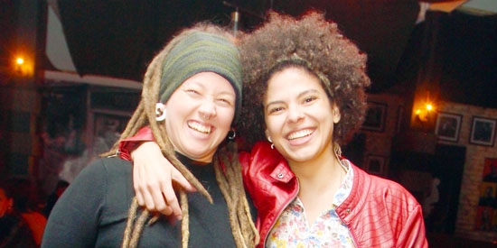 Encantadoras! Aí estão as musicistas Larissa Baq e Isabela Guerra em noite musical em pub da cidade